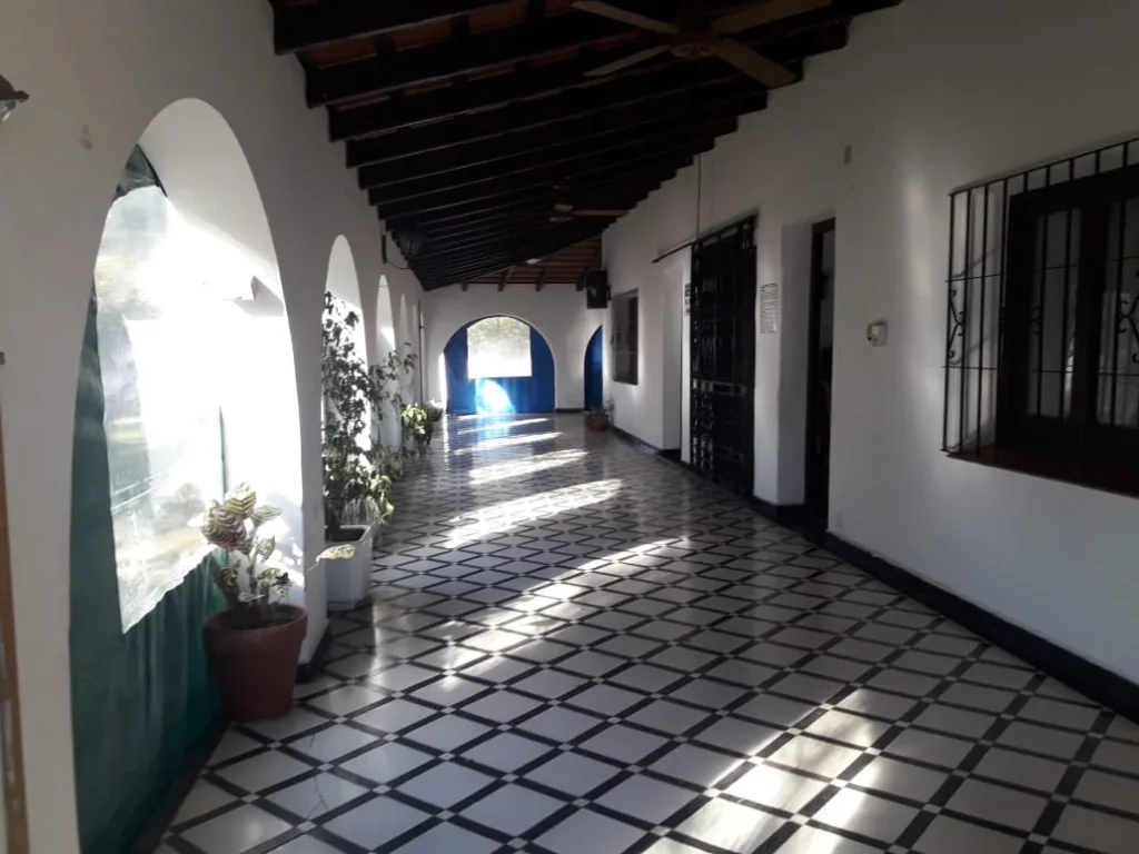 Intervención sobre corredor de inmueble existente